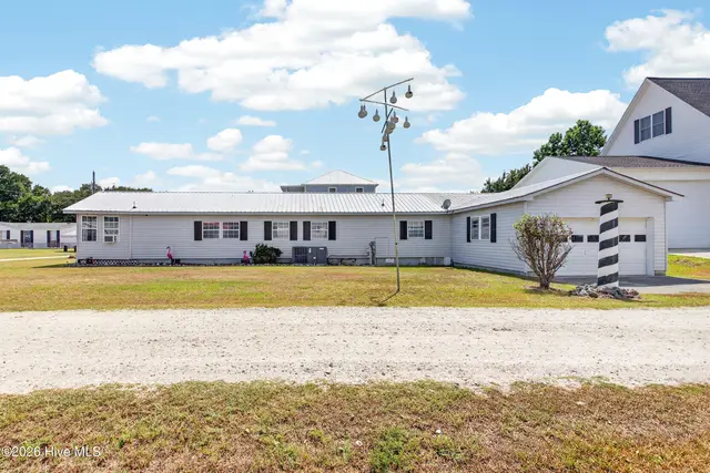 100 Crews Lane, Hubert, NC 28539