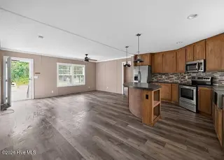 2184 Creekwood Court SW, Supply, NC 28462 — 3-bedroom manufactured home in Holden Beach, Supply, NC, photo 10 of 20