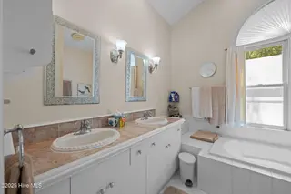 6002 Gondolier Drive, New Bern, NC 28560 – photo 23: Master Bathroom