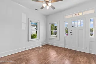609 N 10th Street, Wilmington, NC 28401 — 4-bedroom home in Brooklyn, Wilmington, NC, photo 4 of 34: Living Room (6)