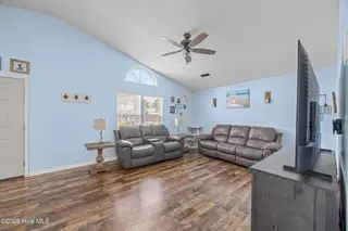 636 Brewster Lane, Wilmington, NC 28412 – photo 14: 18_living room
