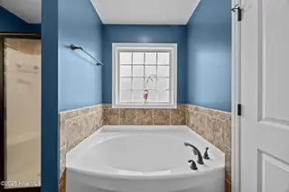 254 Sellhorn Boulevard, New Bern, NC 28562 – photo 21: Master Bathroom