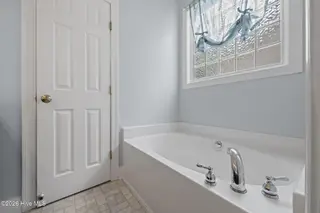 126 Meadow View Drive, New Bern, NC 28562 – photo 24: Master Bath