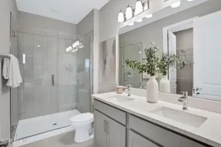 349 Parkington Lane 95a, Ocean Isle Beach, NC 28469 — 3-bedroom townhome in The Villas at Seaside, Ocean Isle Beach, NC, photo 10 of 22: Owners Bath