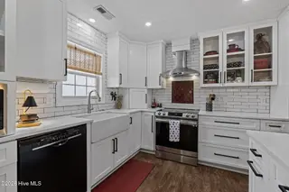 213 Pensacola Avenue, Morehead City, NC 28557 – photo 21: Gorgeous Kitchen - Granite & Subway Tile