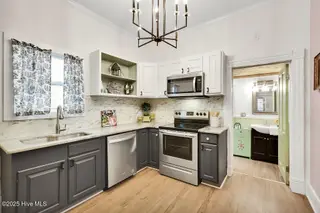 402 S 5th Avenue, Wilmington, NC 28401 – photo 17: Updated kitchen