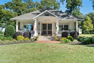 204 Lakeshore Drive, Lake Waccamaw, NC 28450 — 2-bedroom home, Lake Waccamaw, NC, photo 9 of 57: Home