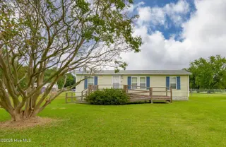 100 Lindsey Court, Beaufort, NC 28516 — 3-bedroom manufactured home in Green Meadows, Beaufort, NC, photo 4 of 38: Front of Home