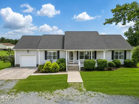 218 Oakmont Dr, Hampstead