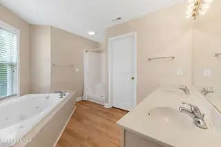 424 Commerce Avenue D, Morehead City, NC 28557 – photo 18: Primary ensuite