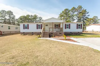 423 Gray Drive SW, Shallotte, NC 28470 — 3-bedroom manufactured home in Sherrow Estates, Shallotte, NC, photo 2 of 38