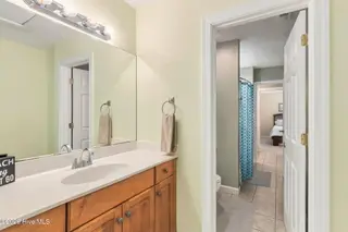165 Cedar Lane, Newport, NC 28570 — 3-bedroom home in Gull Harbor, Newport, NC, photo 21 of 48: Jack-and-Jill Bath