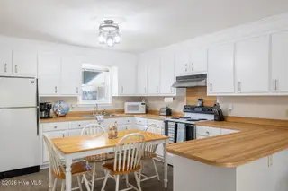 122 Purdie Drive, Emerald Isle, NC 28594 — 3-bedroom home in Oakland Hills, Emerald Isle, NC, photo 6 of 22: Ocean Moon Cottage 010