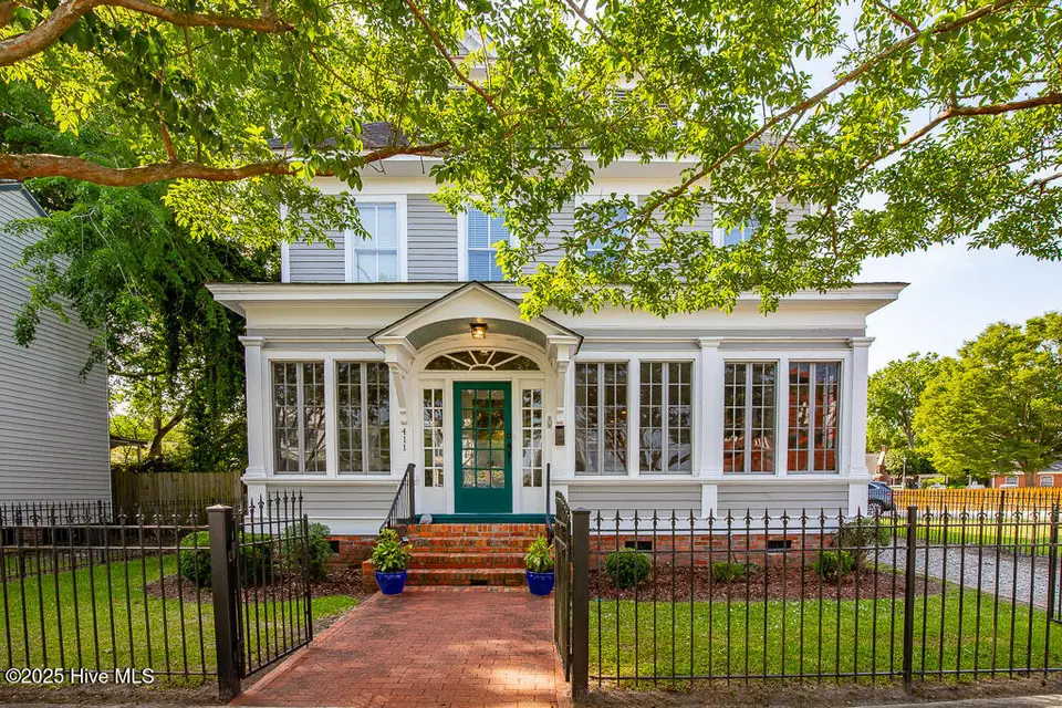 411 Queen Street, New Bern, NC 28560 – photo 1 of 24: 411 queen front